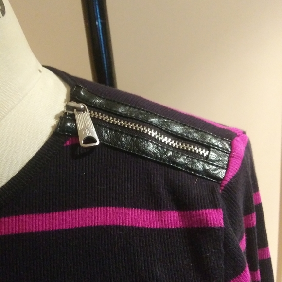 Women's sweater. - Picture 2 of 3